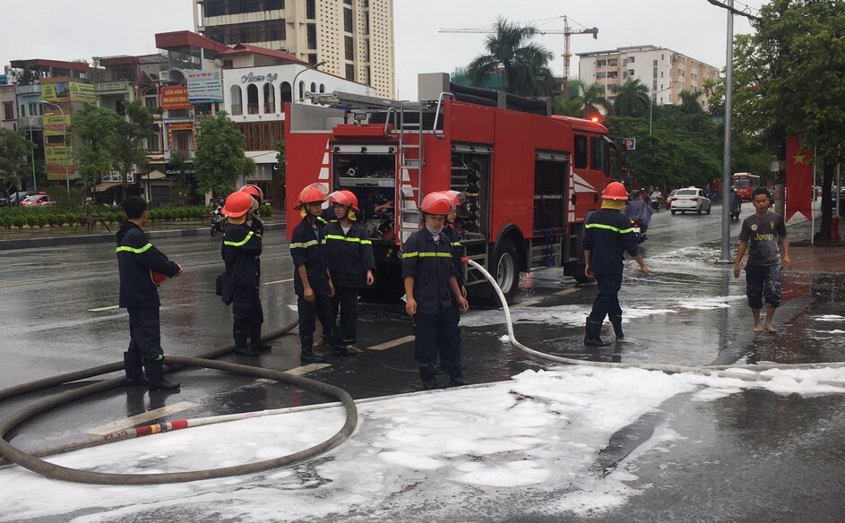 Dập tắt đám cháy tại khu vực kho chứa đồ của Công ty Nam Triệu